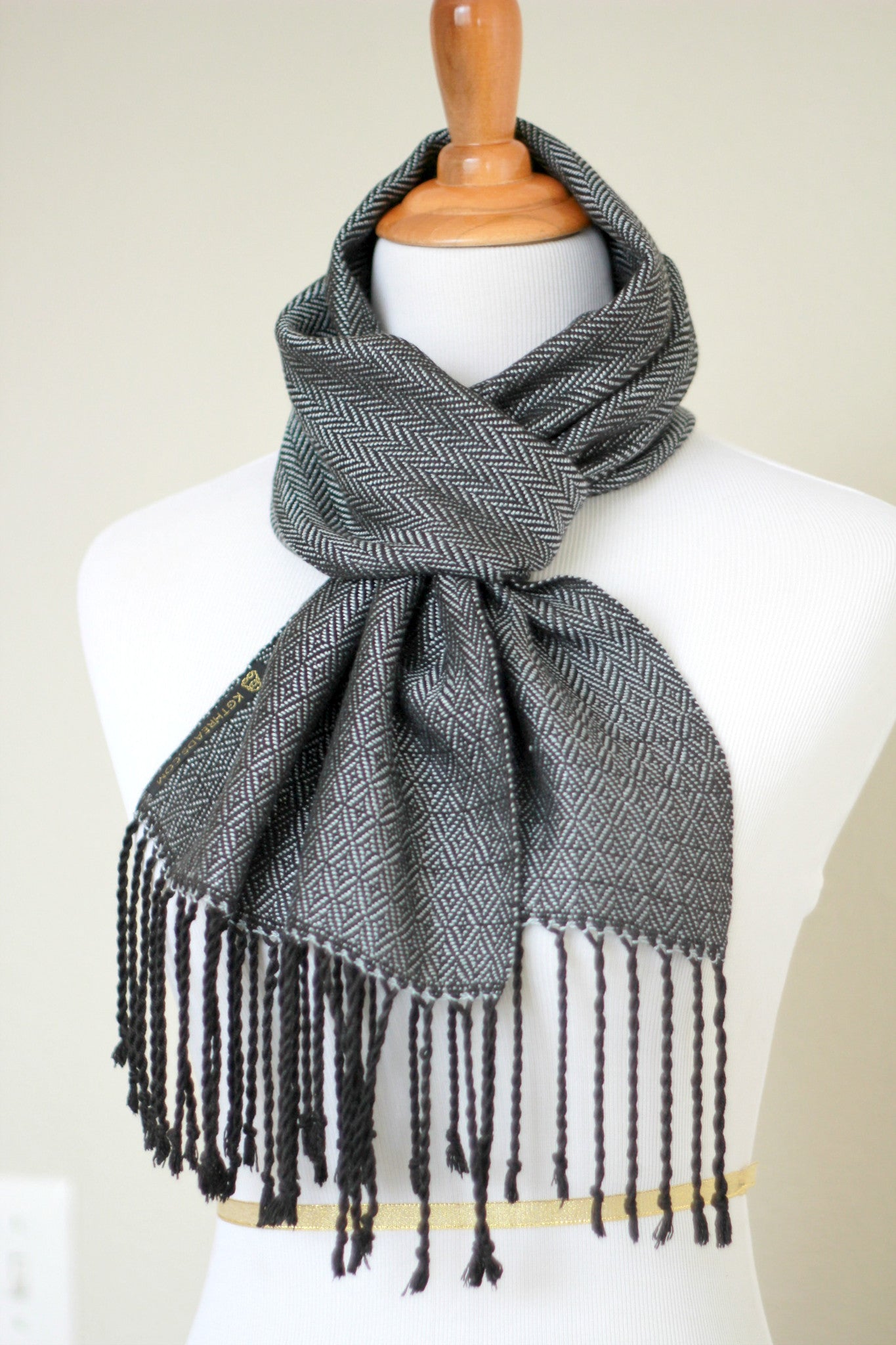 Woven scarf in silver color with twill pattern, long scarf with fringe