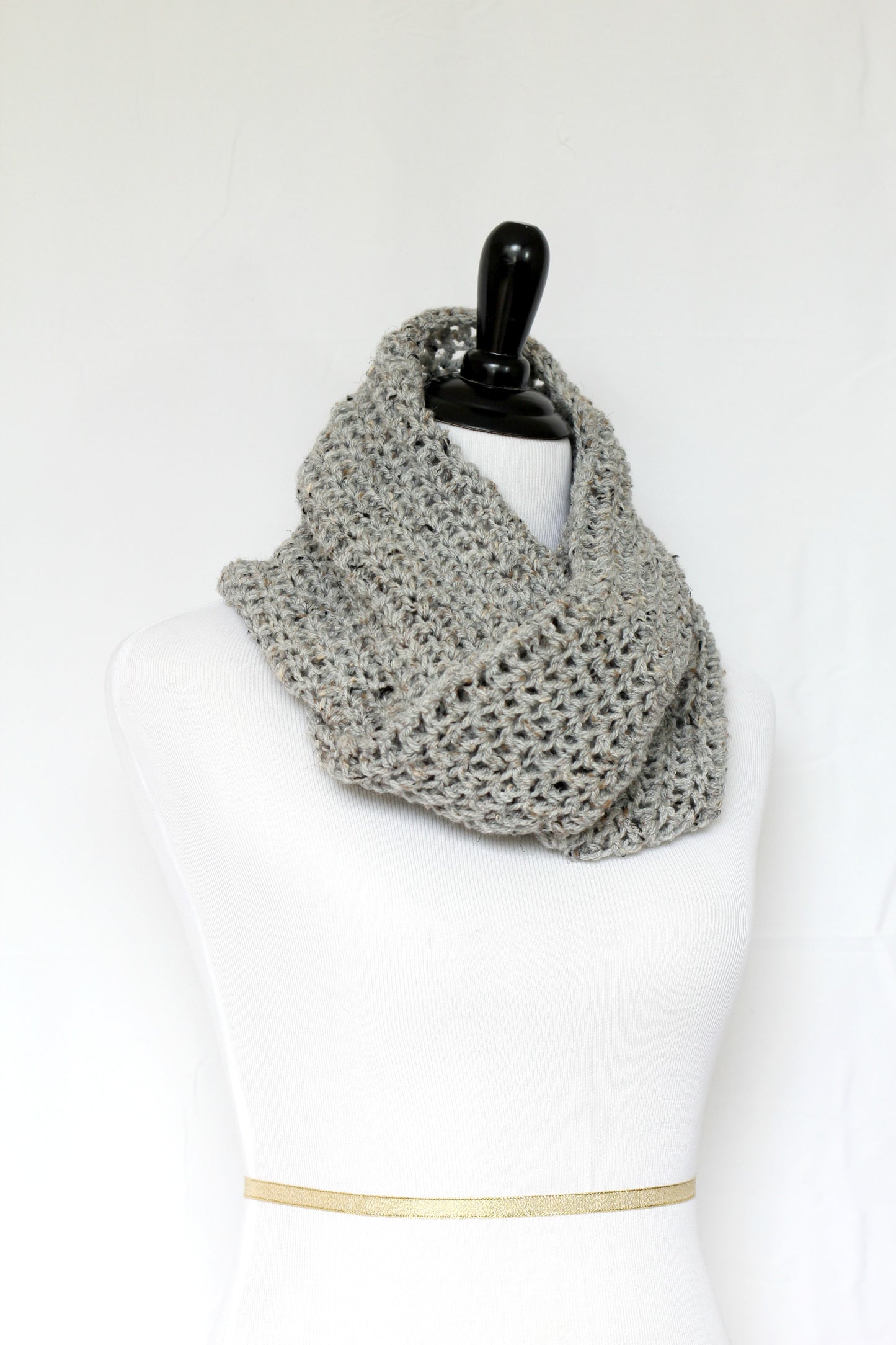 Crochet cowl in grey color, chunky infinity scarf - 12 colors available
