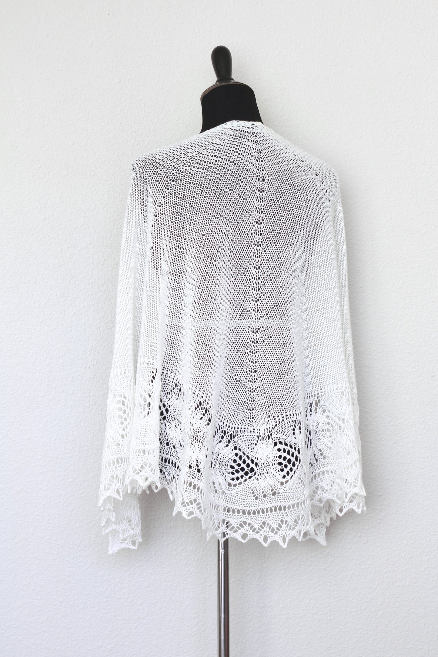 Knit shawl in white color with lace border, Freesia shawl
