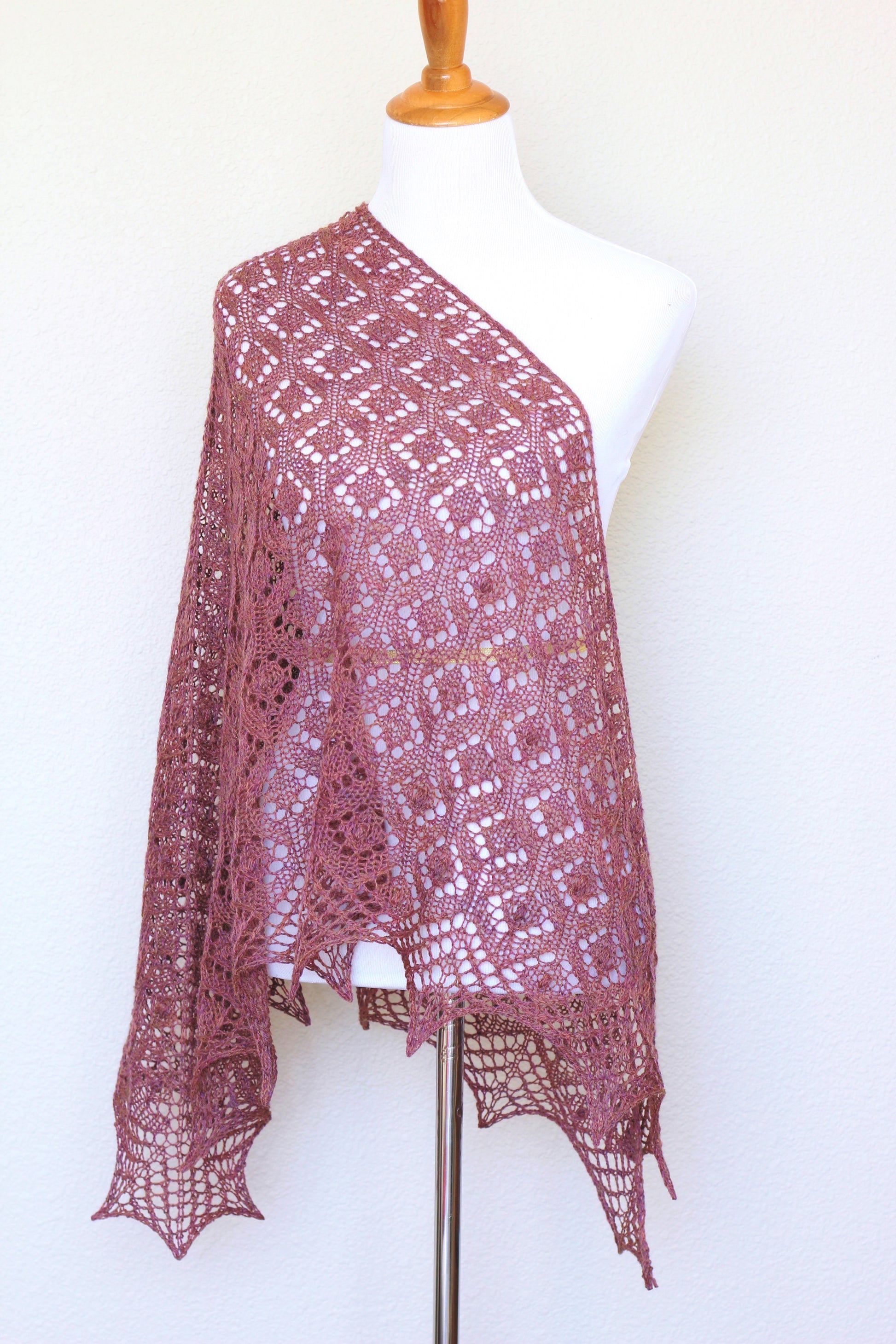 Knitting pattern, knitting tutorial - Cleo shawl, classic triangular shawl with nupps in English
