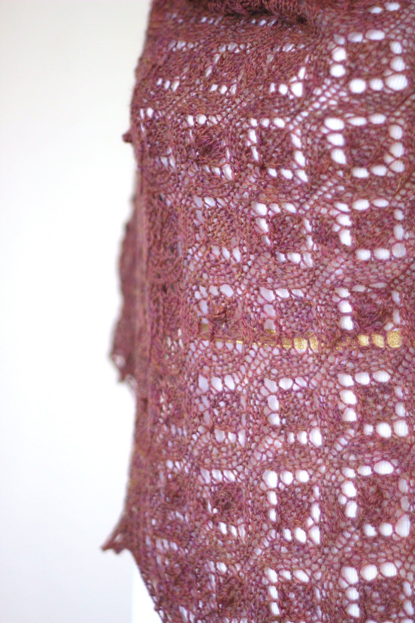 Knitting pattern, knitting tutorial - Cleo shawl, classic triangular shawl with nupps in English