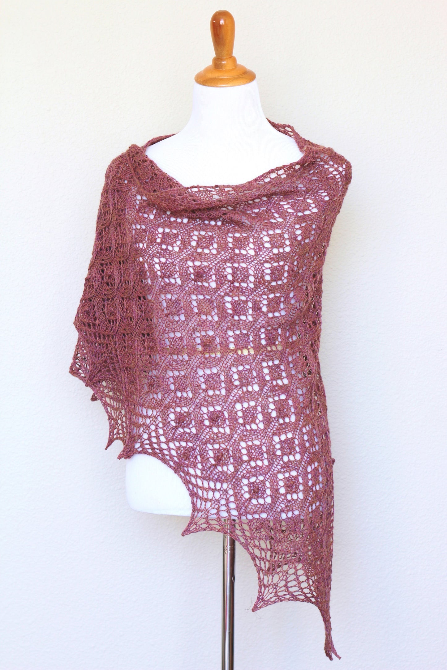 Knitting pattern, knitting tutorial - Cleo shawl, classic triangular shawl with nupps in English