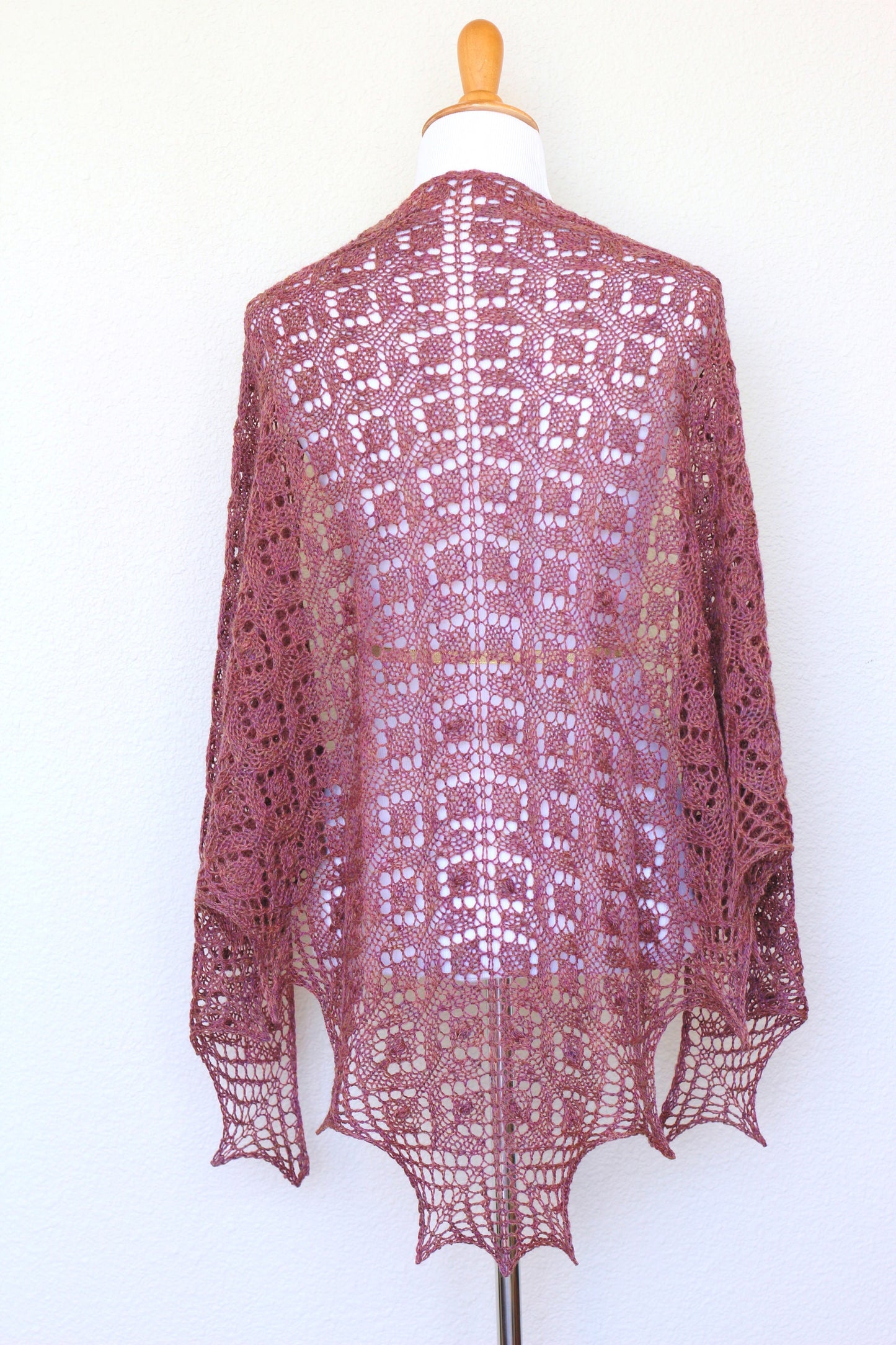 Knitting pattern, knitting tutorial - Cleo shawl, classic triangular shawl with nupps in English