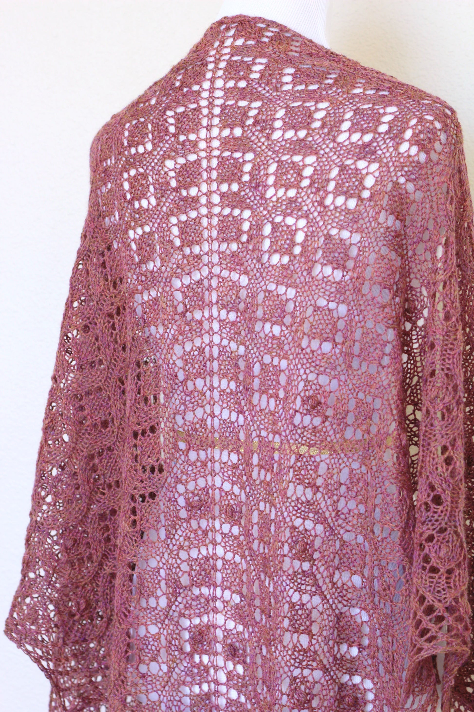 Knitting pattern, knitting tutorial - Cleo shawl, classic triangular shawl with nupps in English