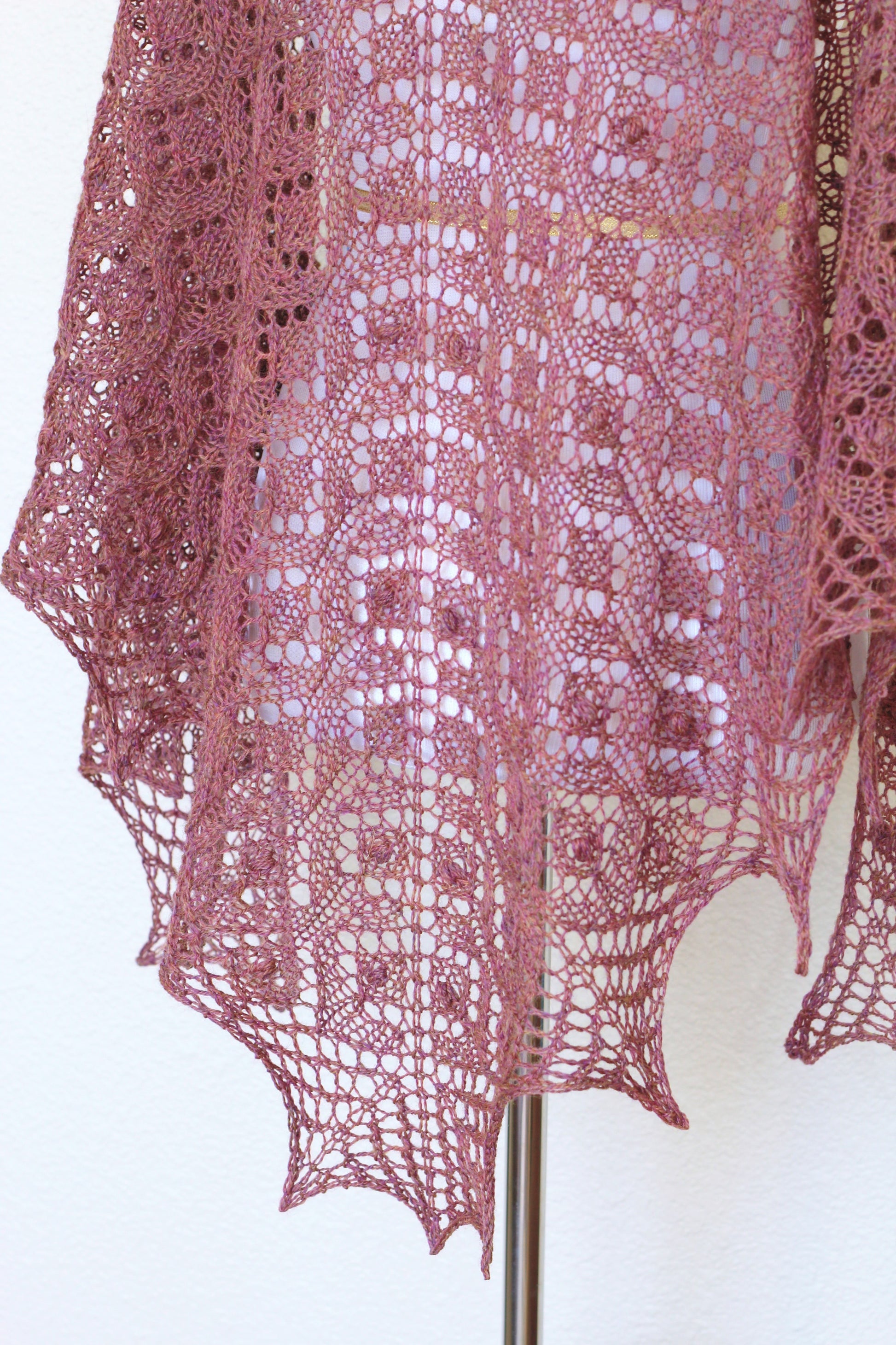 Knitting pattern, knitting tutorial - Cleo shawl, classic triangular shawl with nupps in English