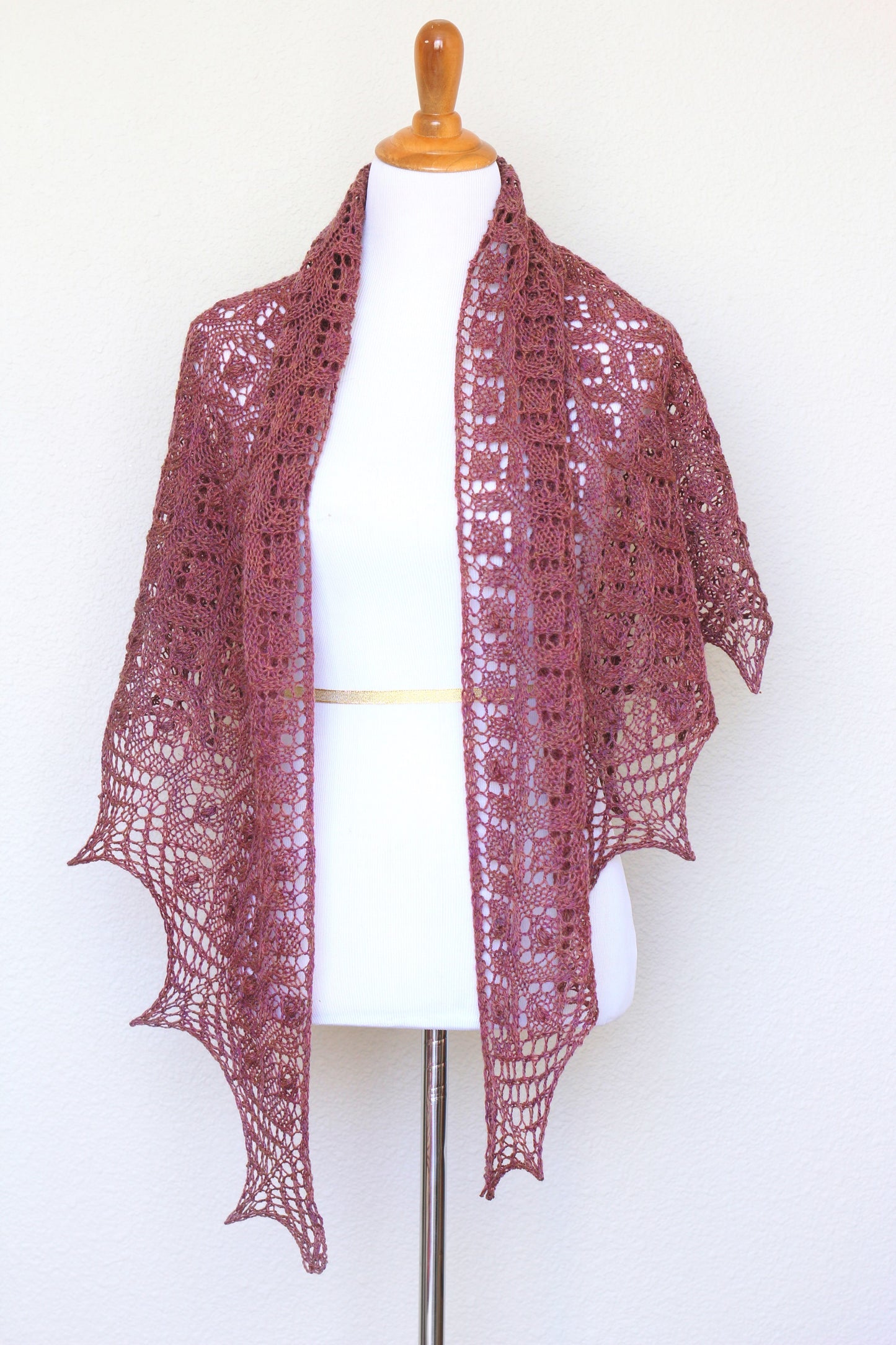 Knitting pattern, knitting tutorial - Cleo shawl, classic triangular shawl with nupps in English