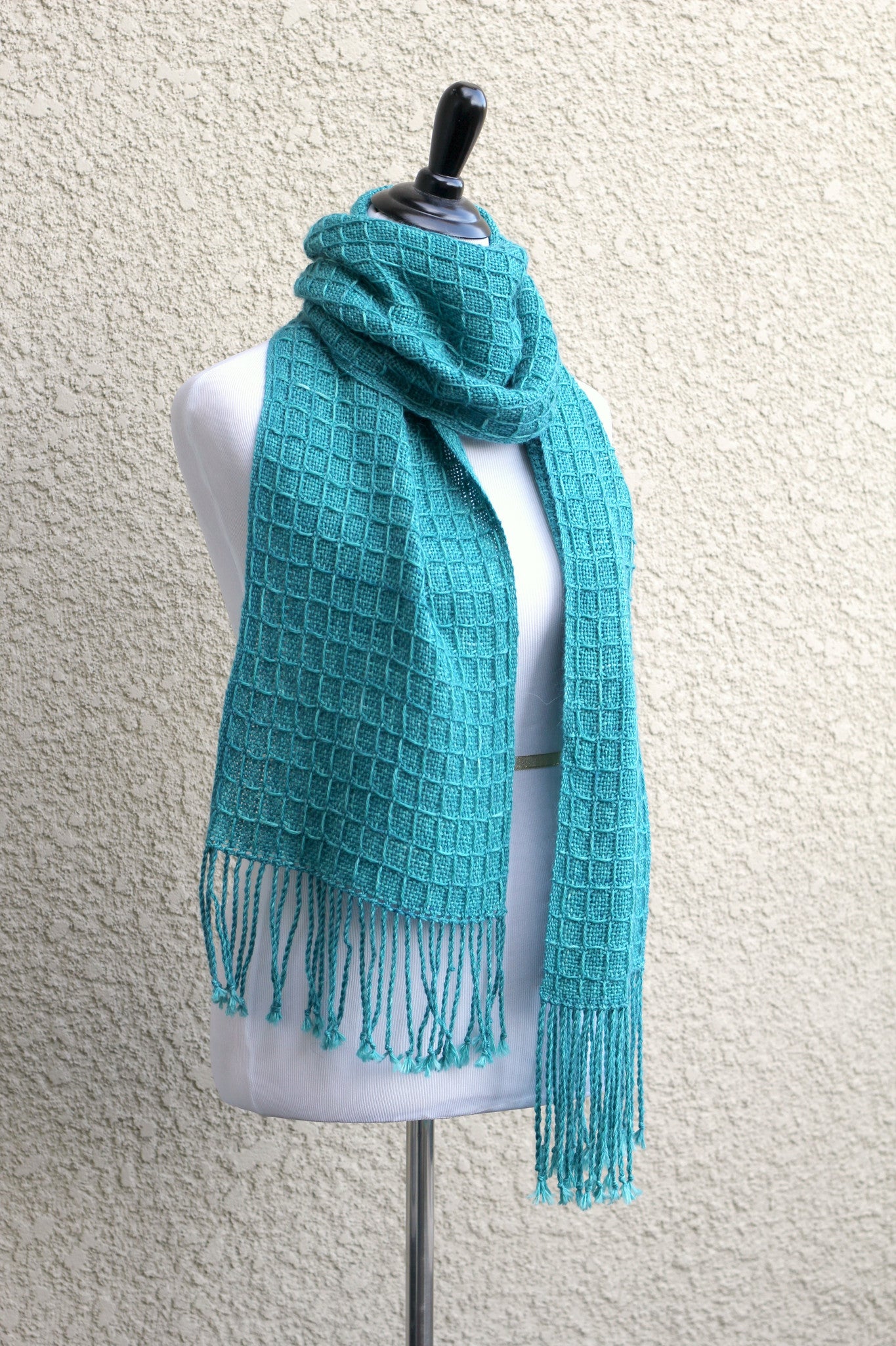 Woven unisex scarf in waffle pattern