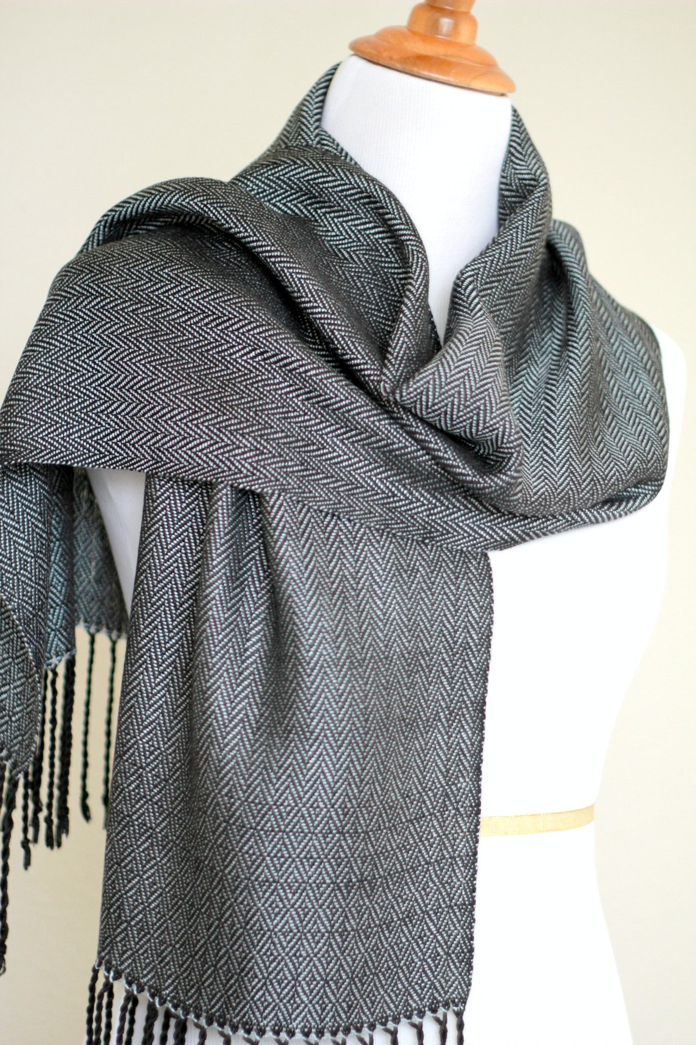Woven scarf in silver color with twill pattern, long scarf with fringe