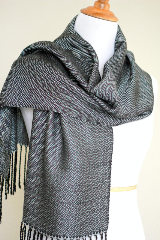 Woven scarf in silver color with twill pattern, long scarf with fringe