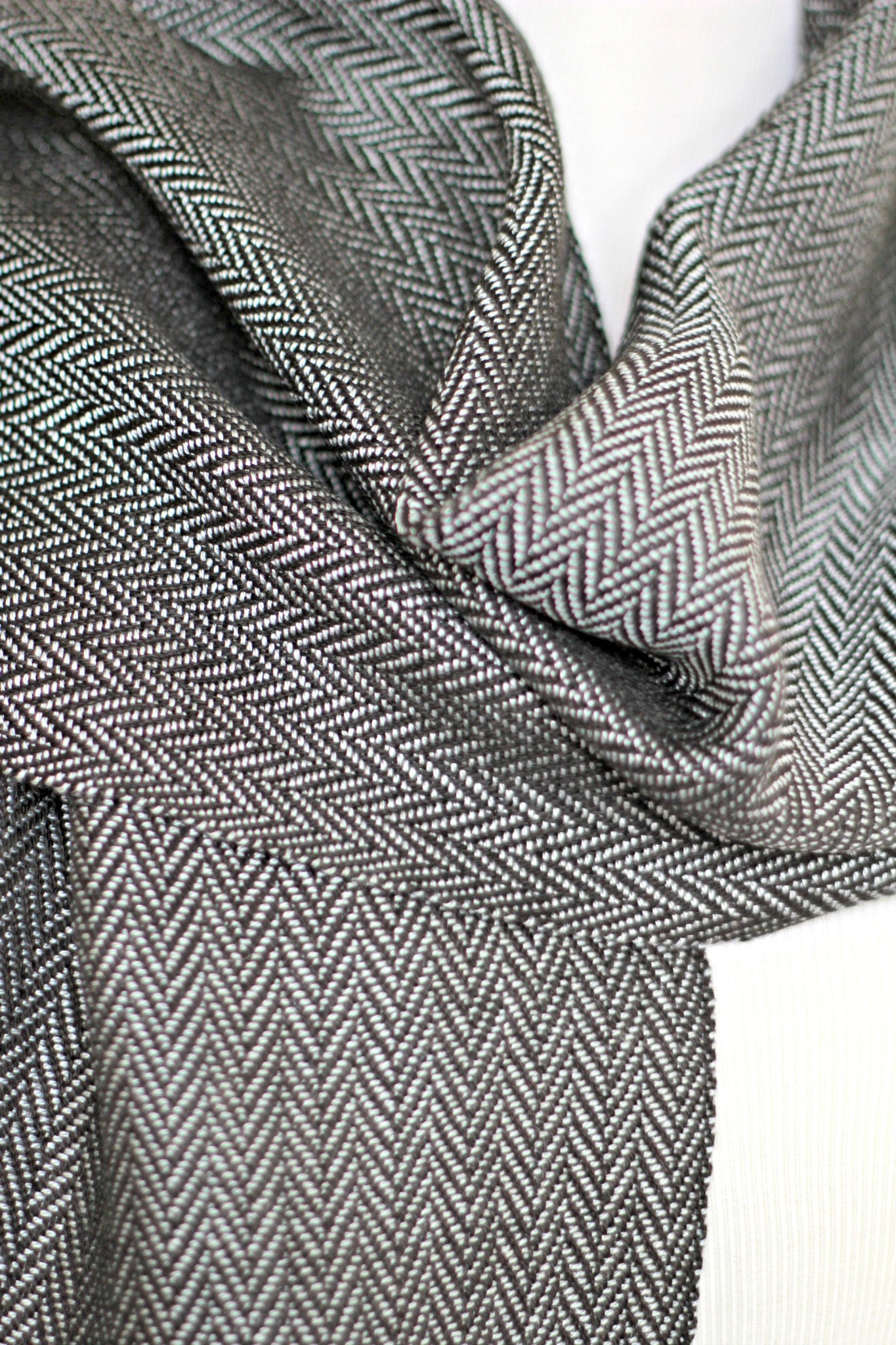 Woven scarf in silver color with twill pattern, long scarf with fringe