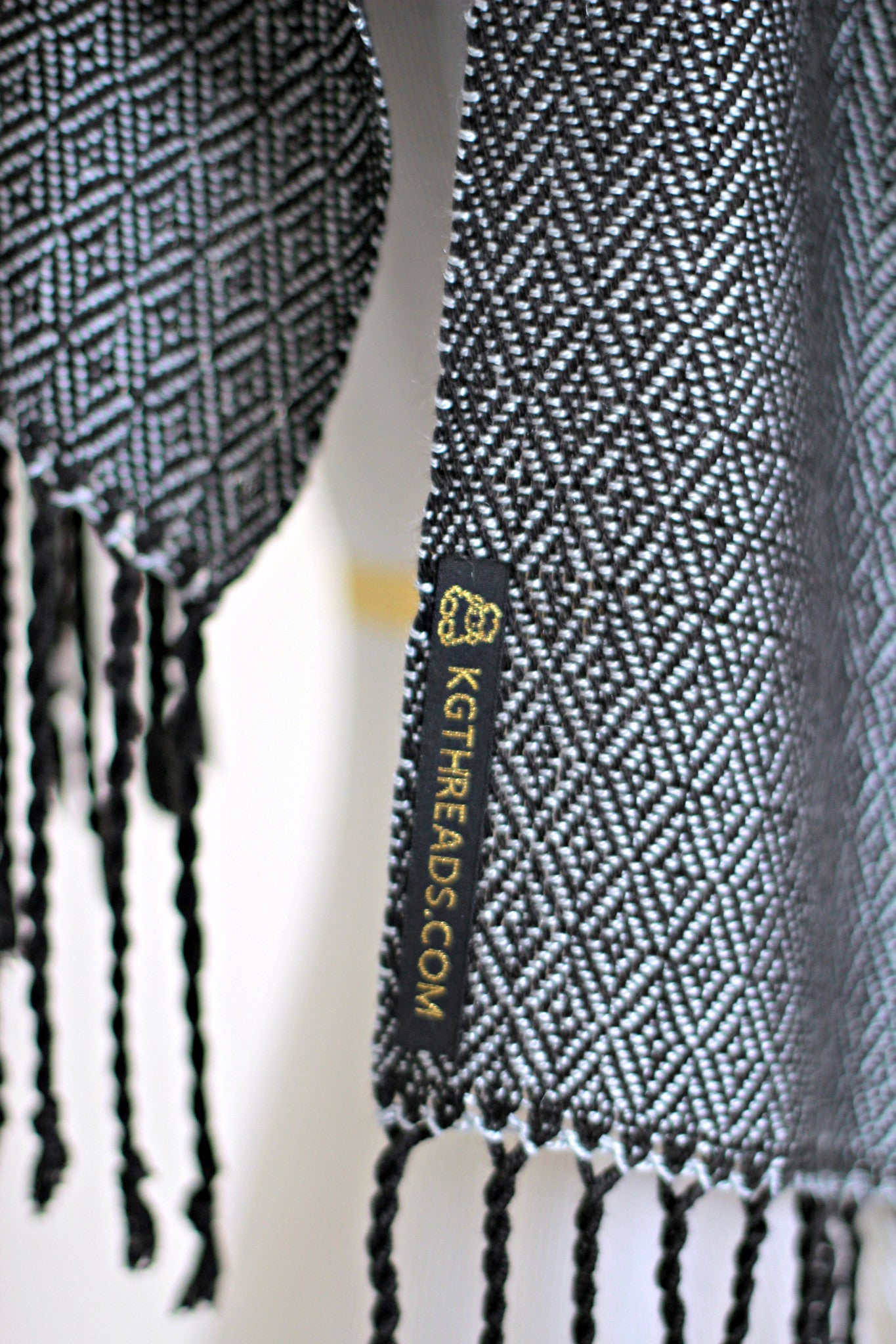 Woven scarf in silver color with twill pattern, long scarf with fringe