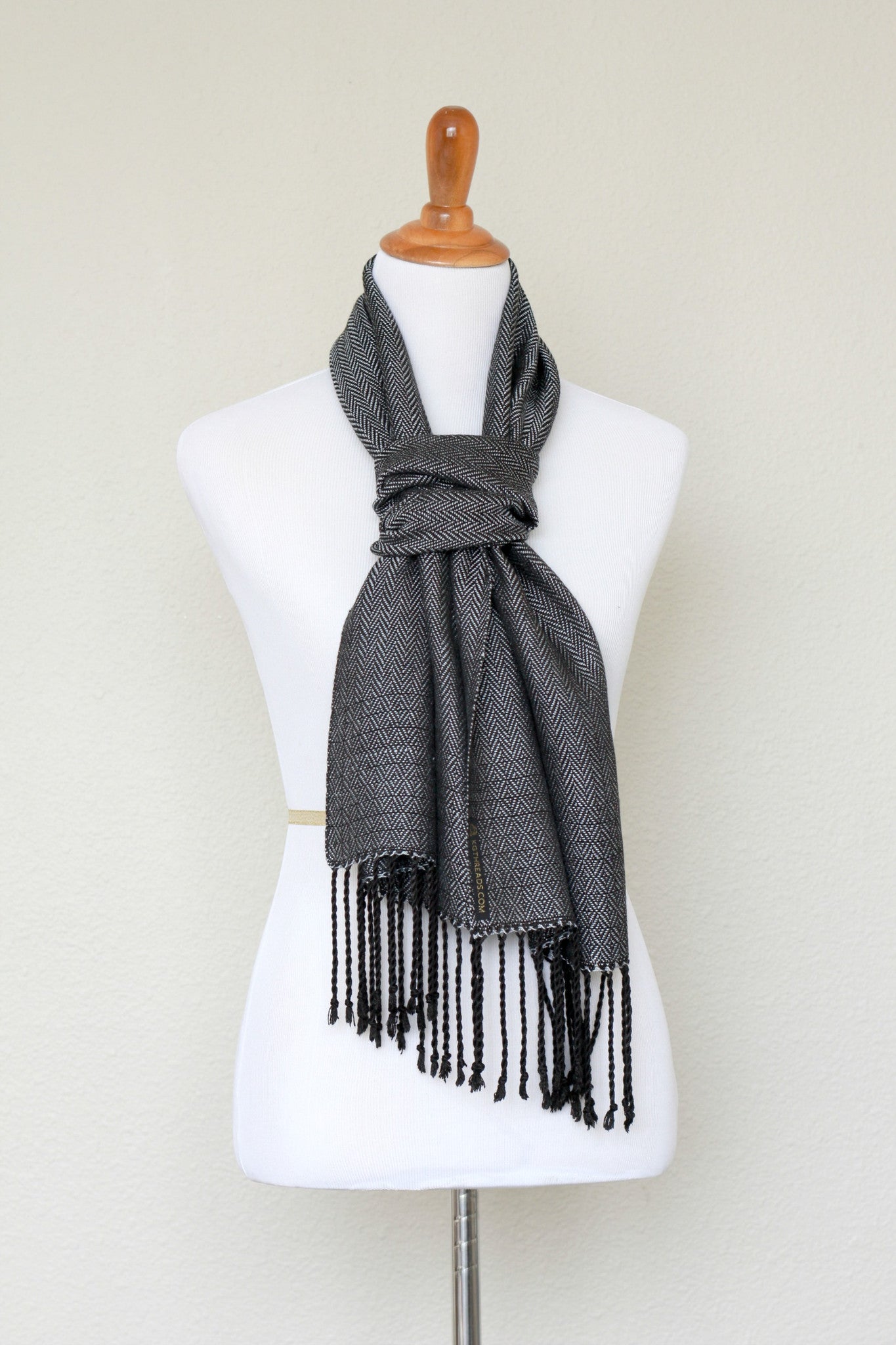 Woven scarf in silver color with twill pattern, long scarf with fringe