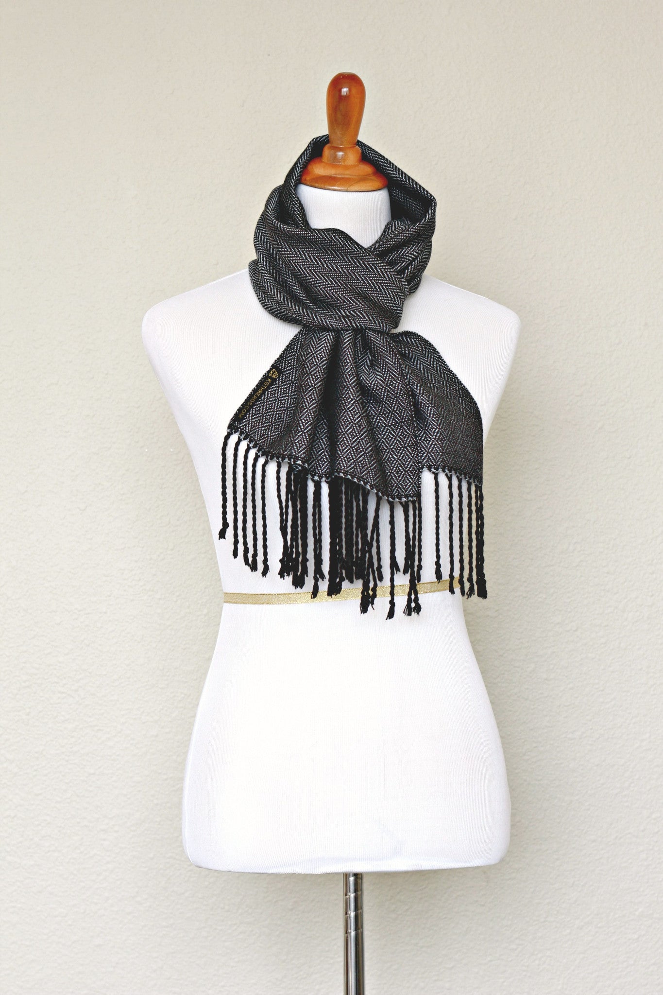 Woven scarf in silver color with twill pattern, long scarf with fringe