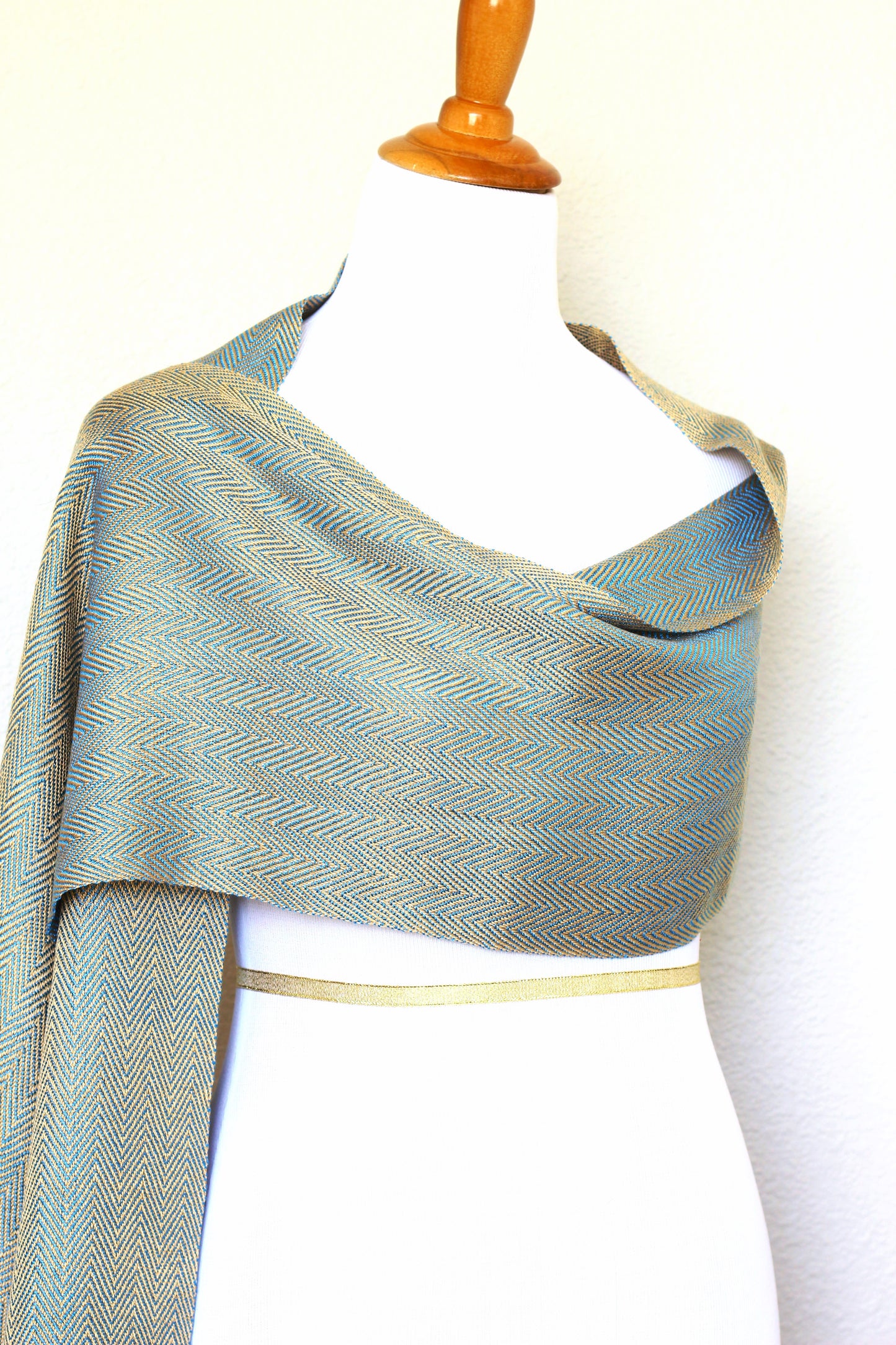 Woven scarf in gold and blue color with twill pattern, long scarf with fringe