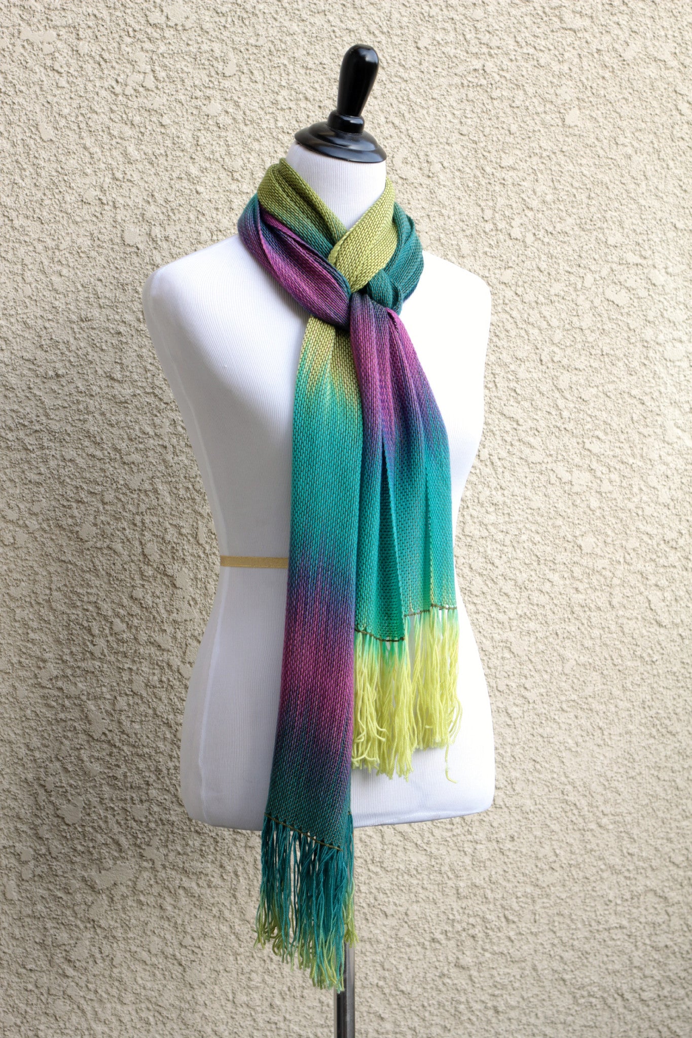 Woven scarf in green and fuchsia colors