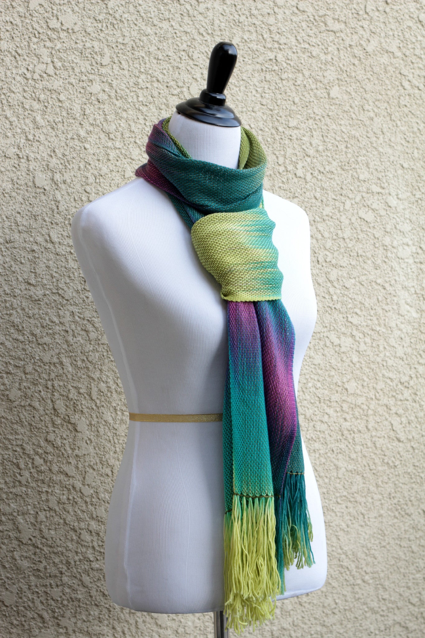 Woven scarf in green and fuchsia colors