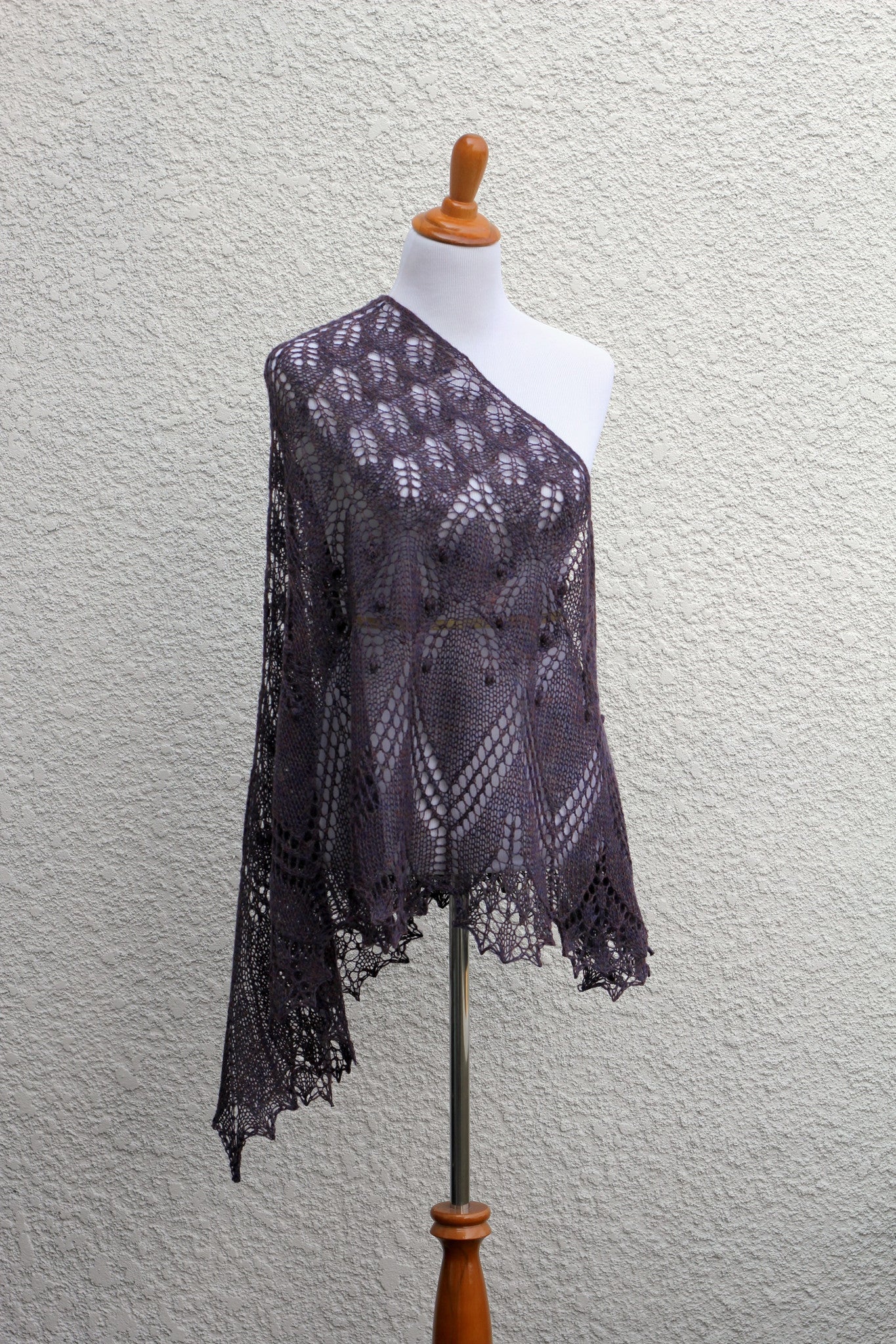 Knit shawl with nupps