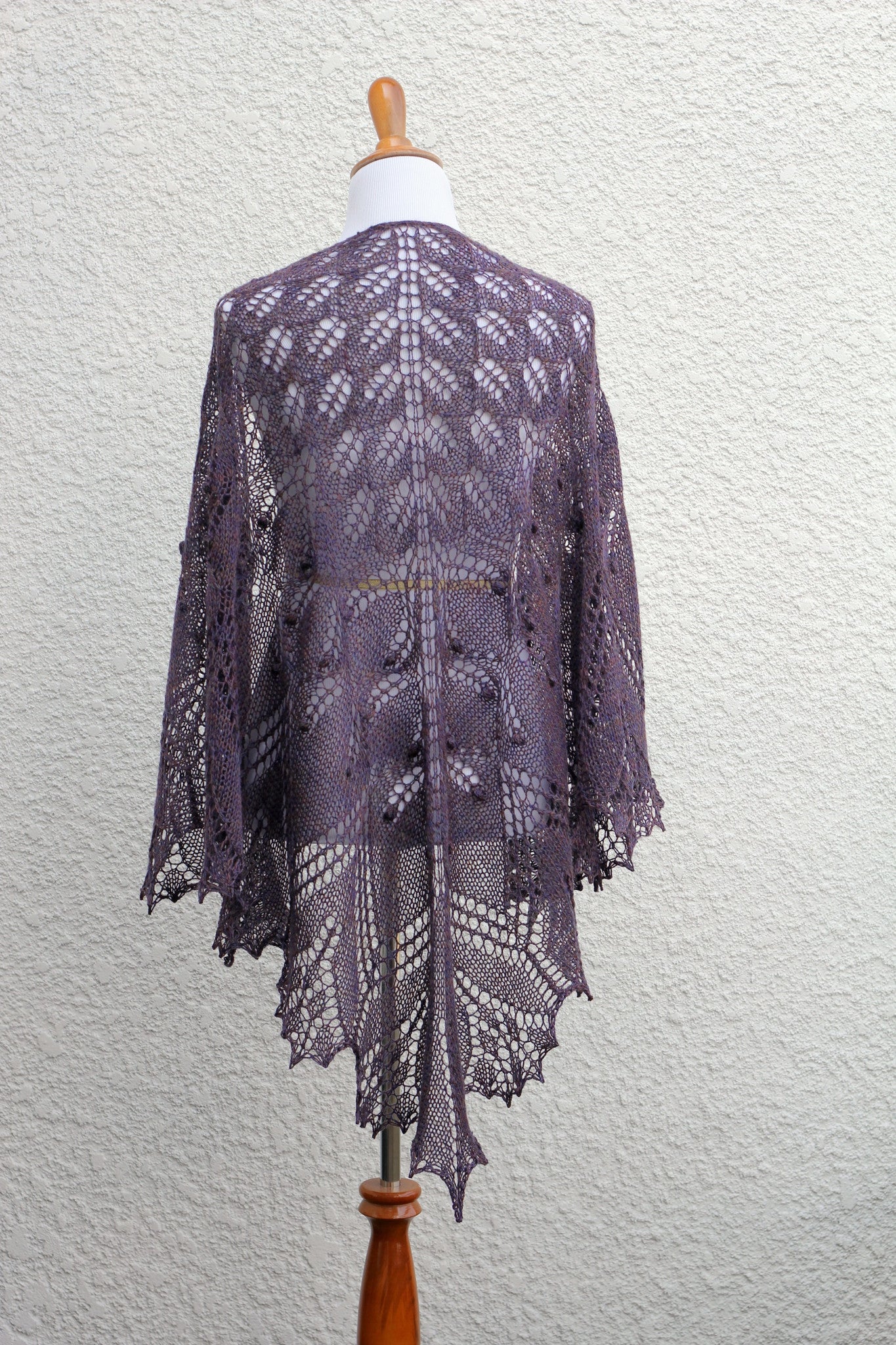 Laced shawl with nupps