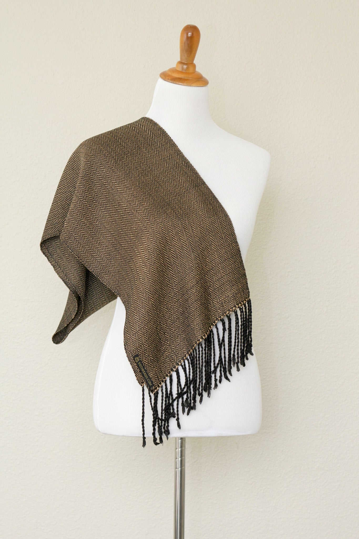 Woven scarf in gold color with twill pattern, long scarf with fringe