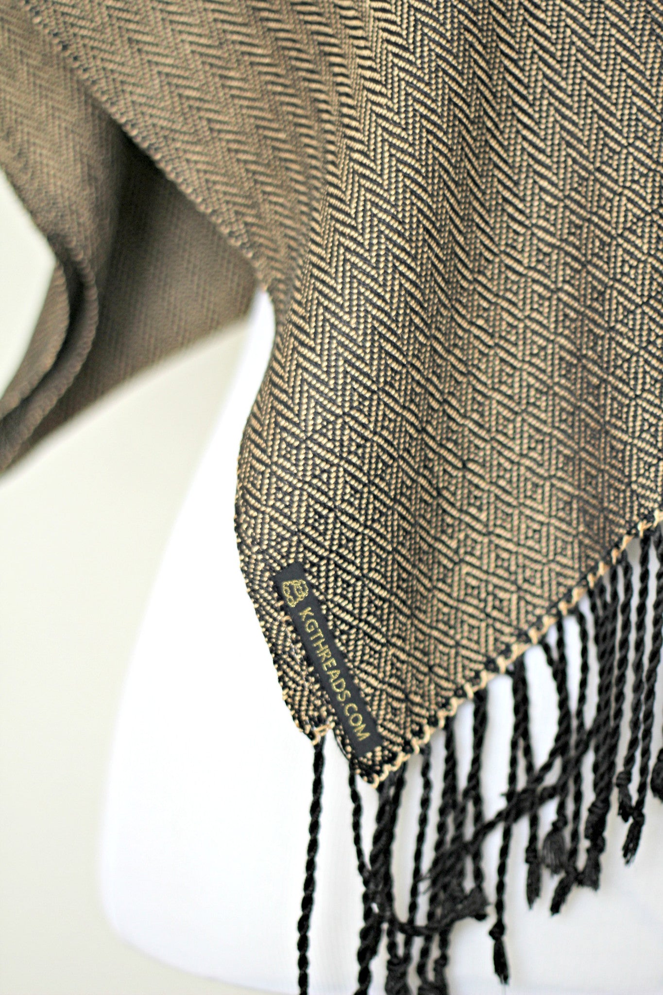 Woven scarf in gold color with twill pattern, long scarf with fringe