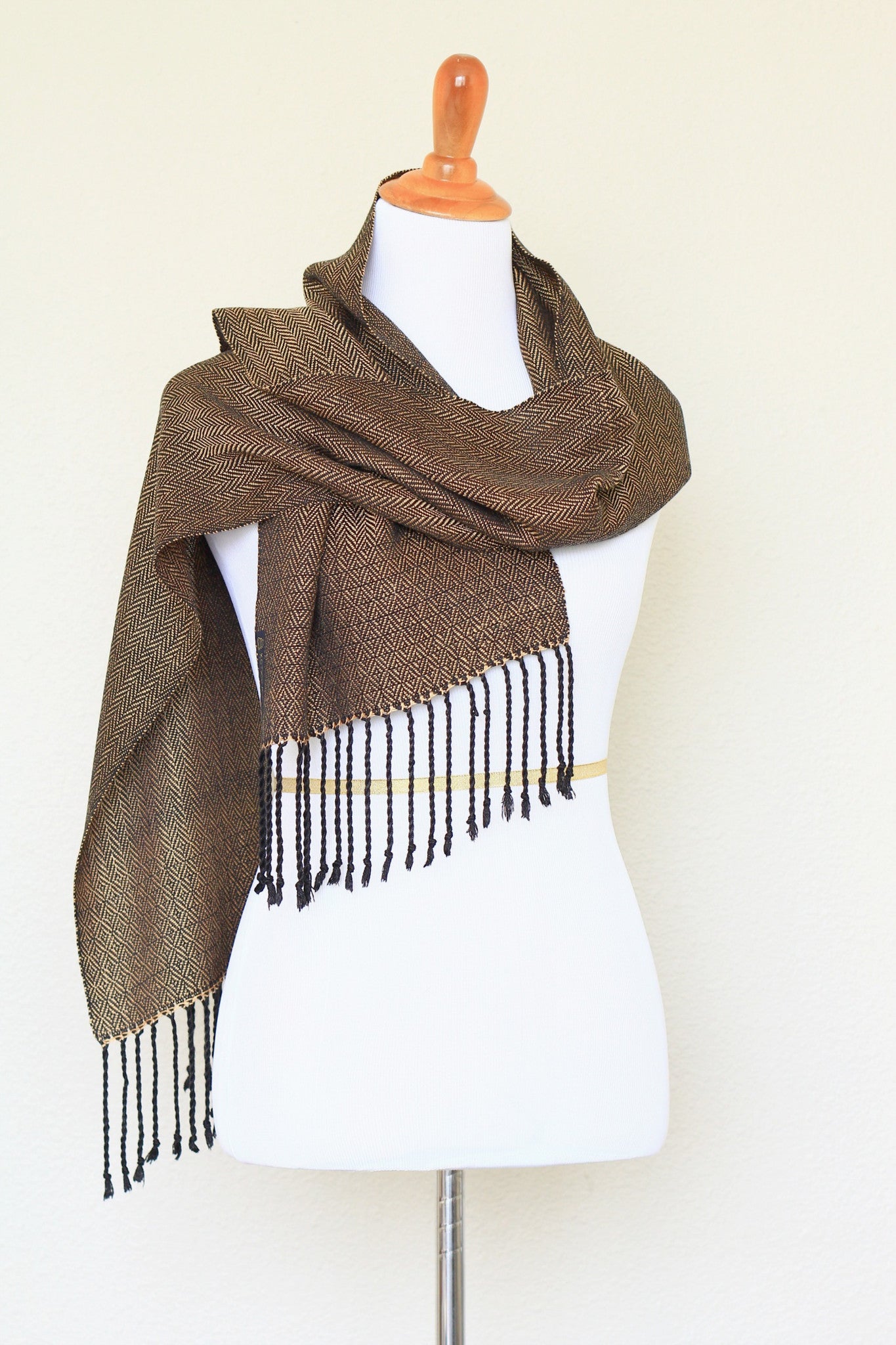 Woven scarf in gold color with twill pattern, long scarf with fringe