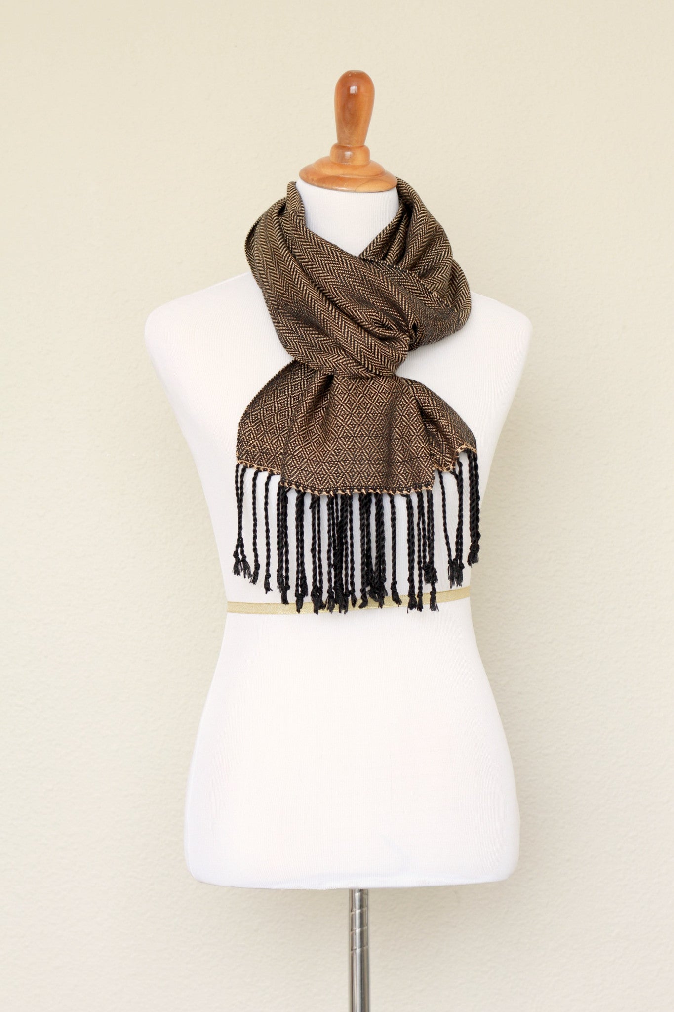 Woven scarf in gold color with twill pattern, long scarf with fringe