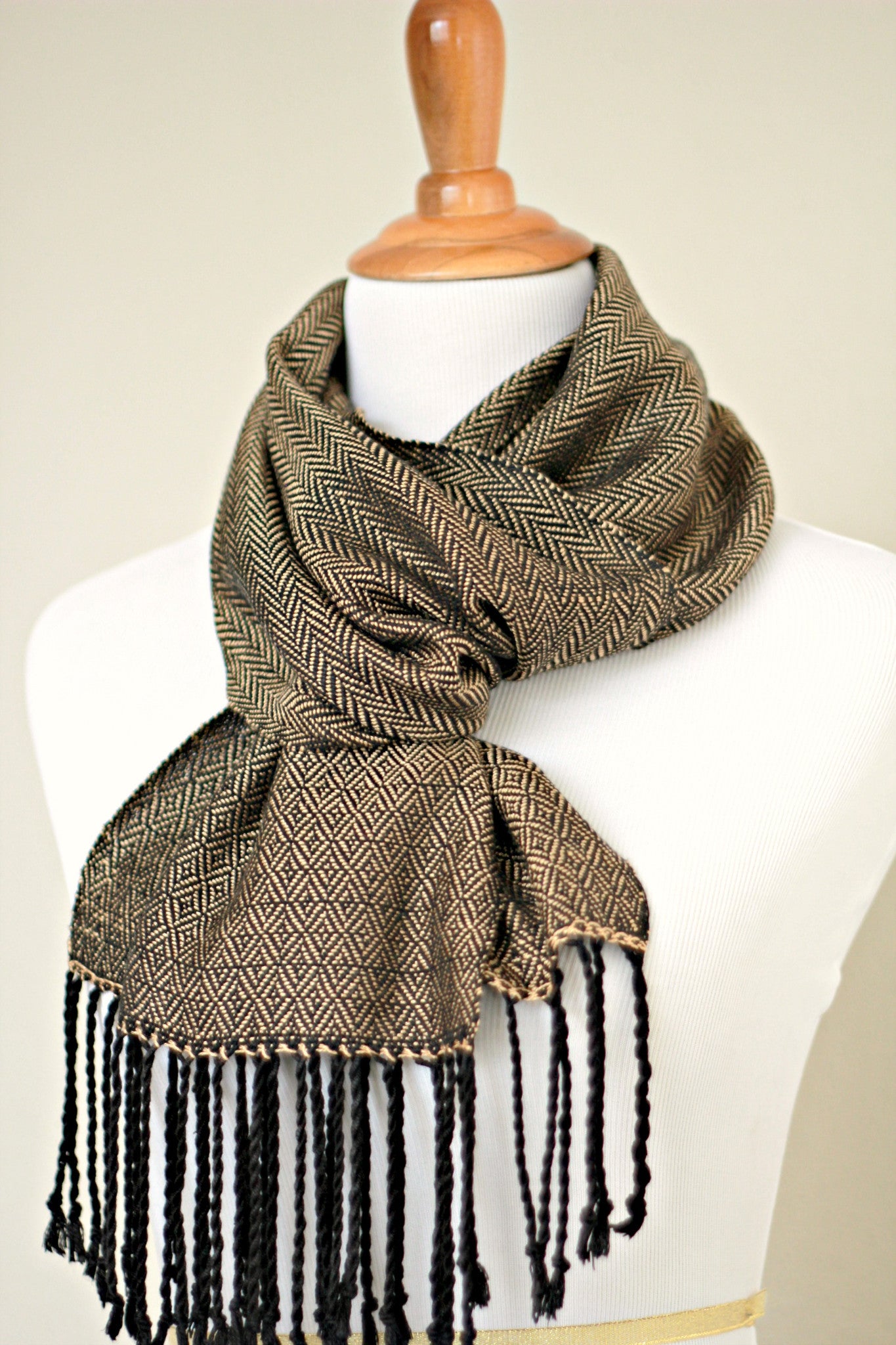 Woven scarf in gold color with twill pattern, long scarf with fringe