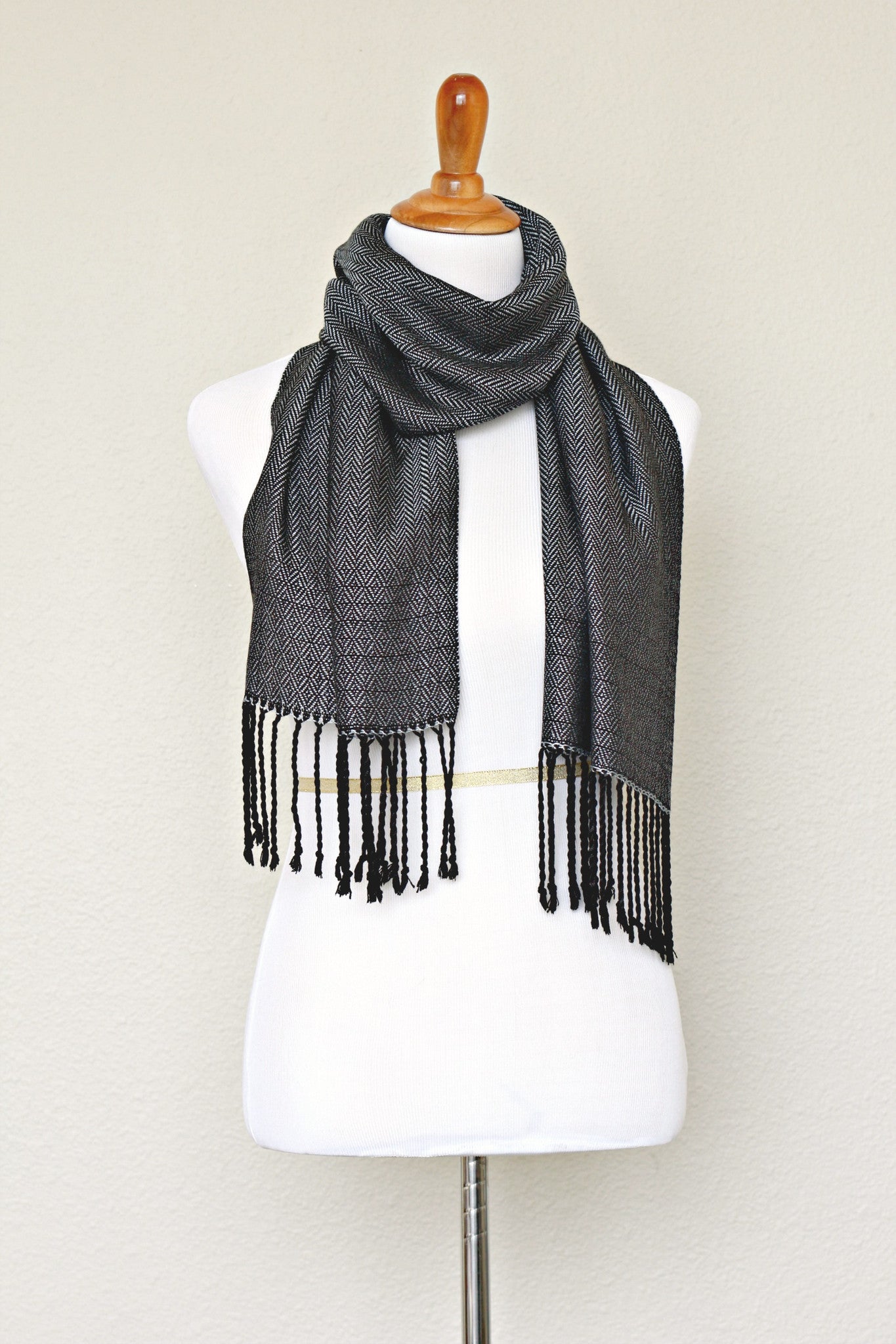 Woven scarf in silver color with twill pattern, long scarf with fringe