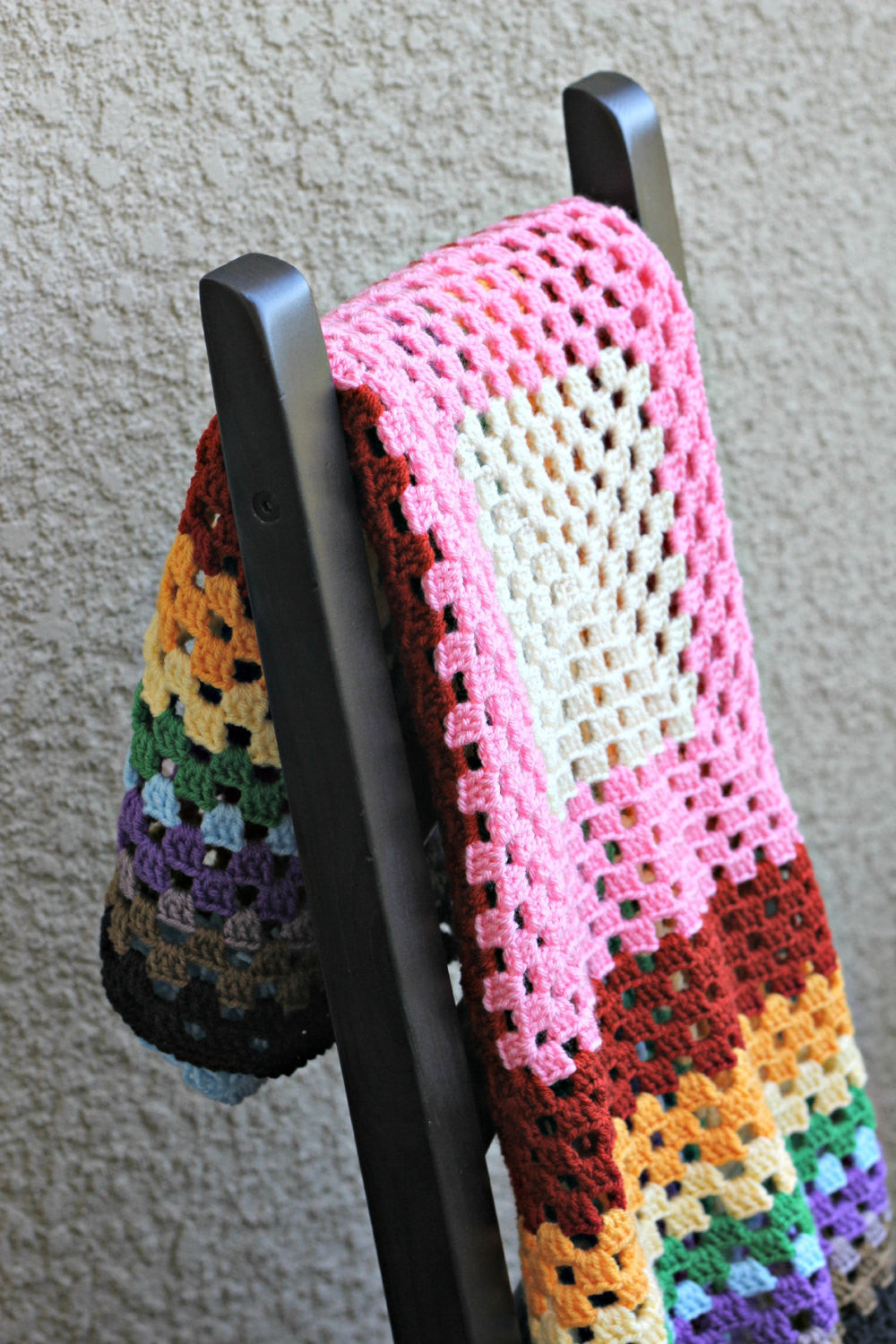 Crochet baby blanket with tassels in rainbow colors, newborn blanket, baby shower gift - KGThreads