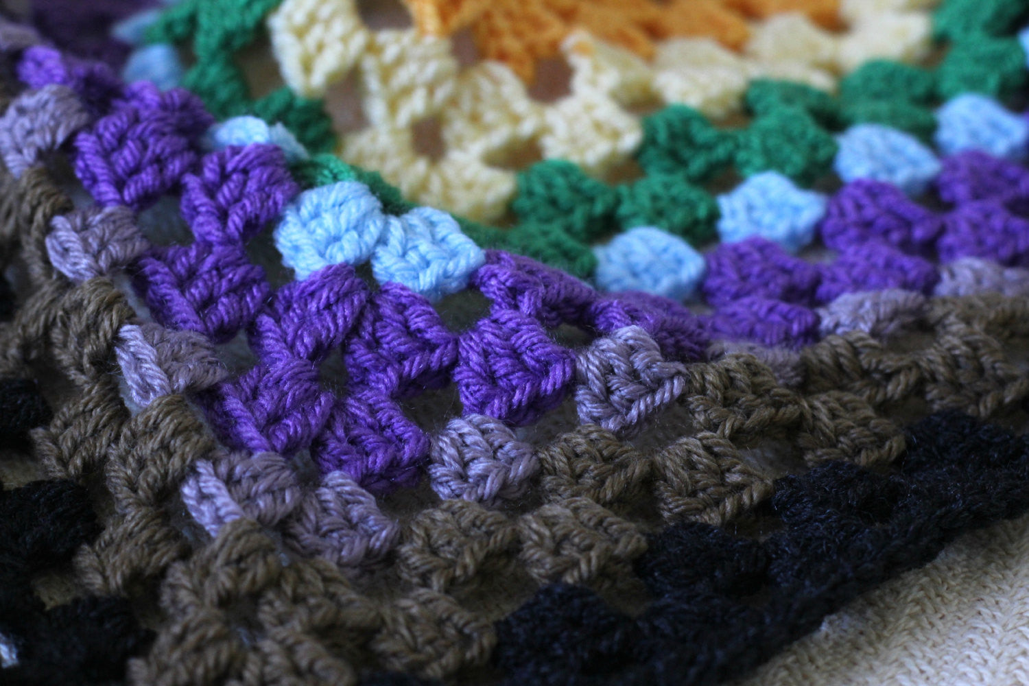 Crochet baby blanket with tassels in rainbow colors, newborn blanket, baby shower gift - KGThreads