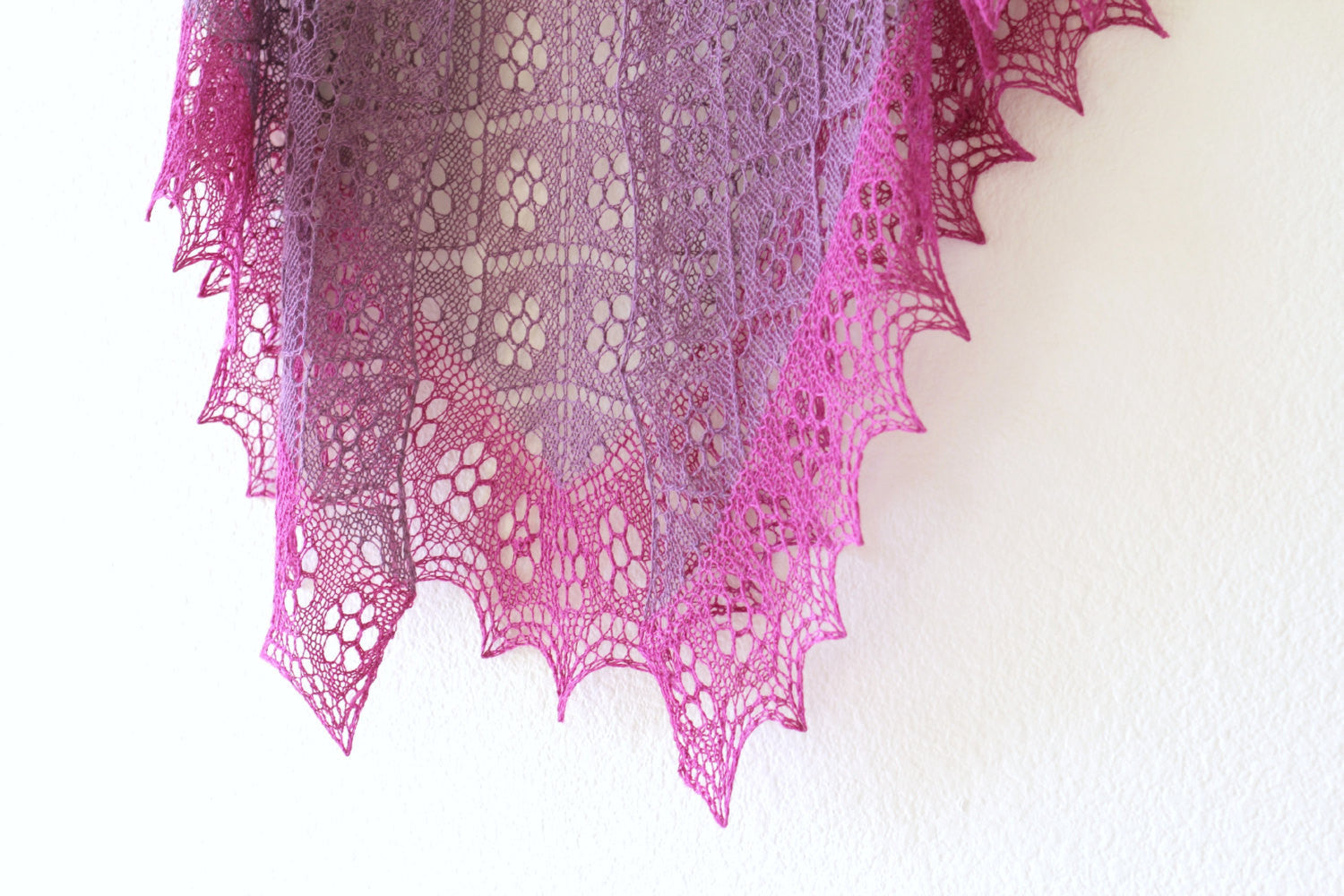 Knitted shawl with flower ornaments