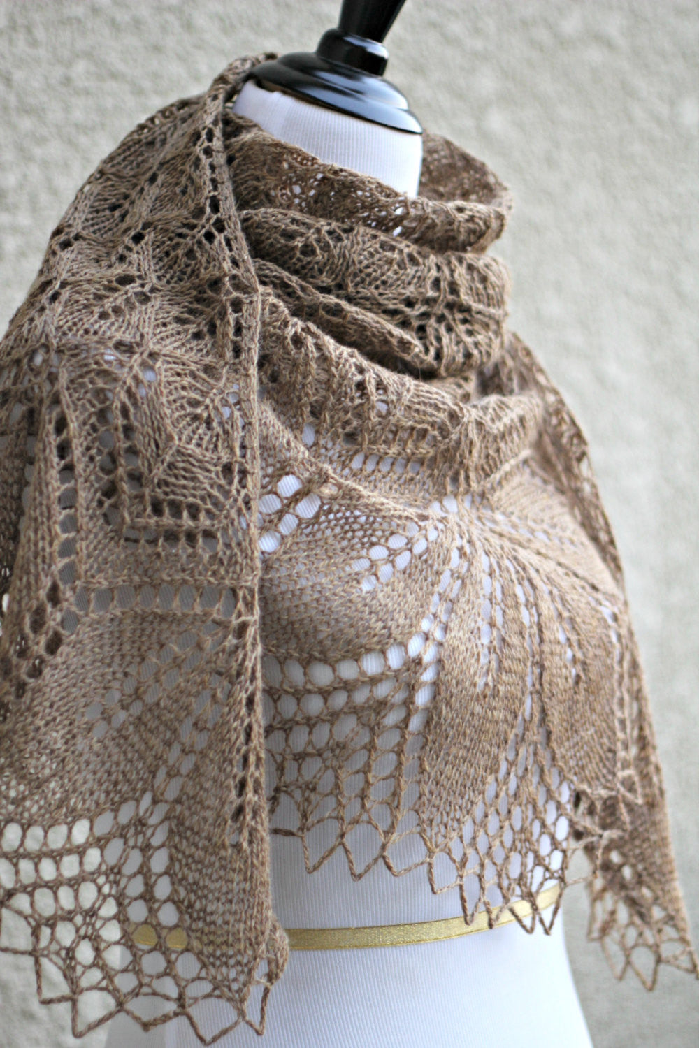 Beige laced shawl